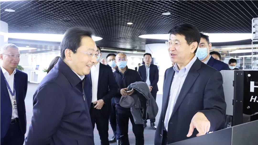 成都市成華區政府考察團到(dào)訪新華三